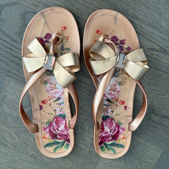 Ted Baker London Susie P Bow Jelly Flip-Flops in Pink Metallic Floral size 9W/40 - Picture 6 of 9